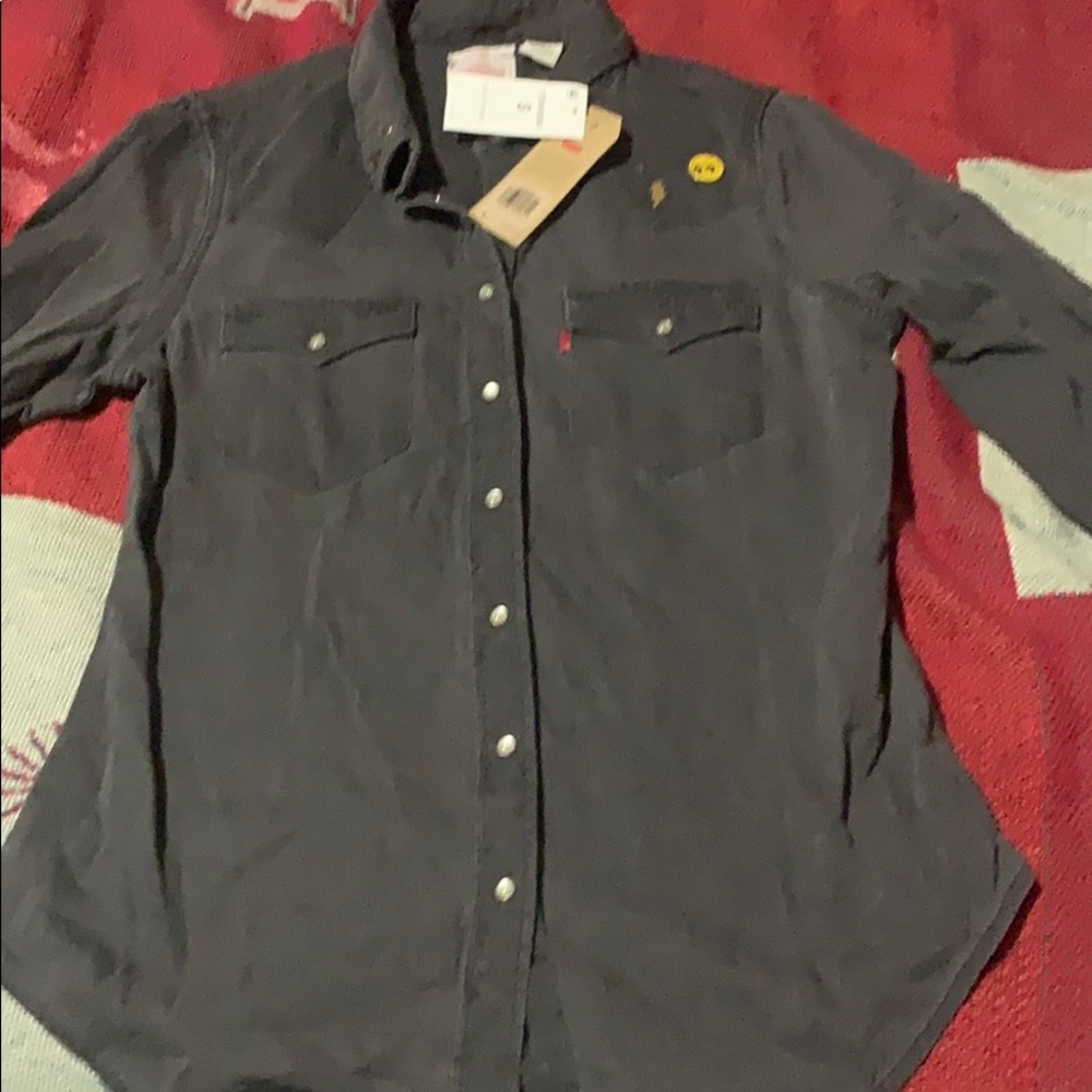 Levis button up top NWT. Color washed Black
